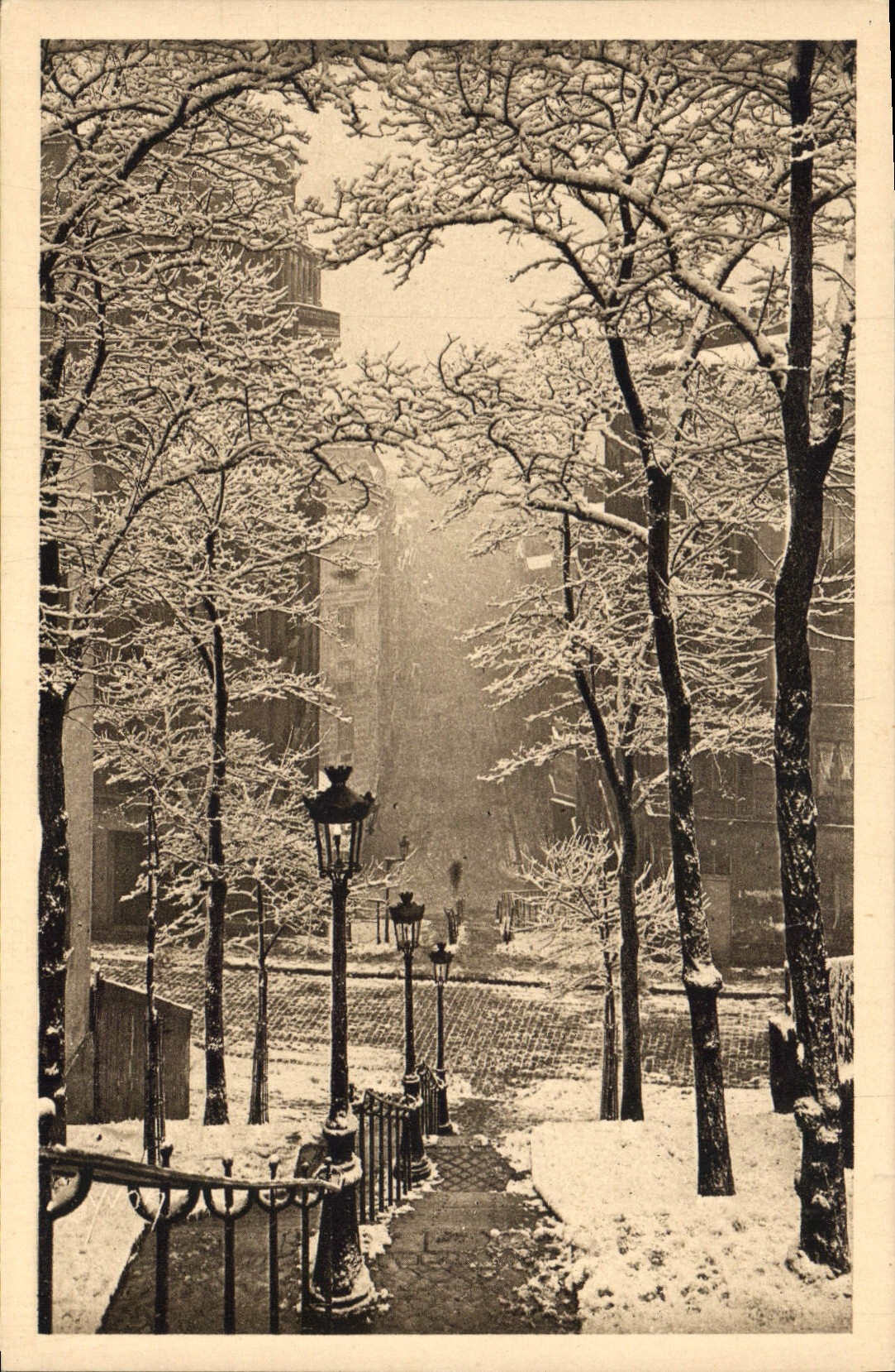 CPA Paris en Flanant Montmartre sous la Neige Vieille Rue en escalier conduisant au Sacre Coeur 