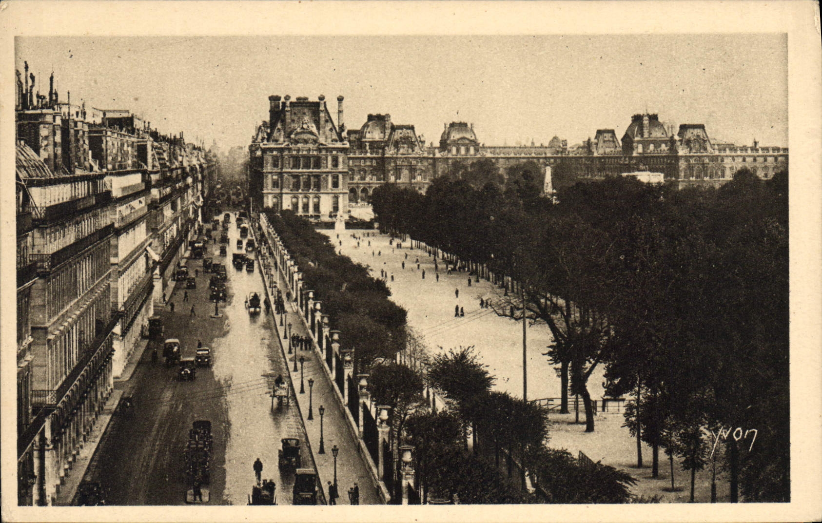 CPA Paris en Flanant Perspective sur la Rue de la Rivoli les Tuleries et le Louvre 