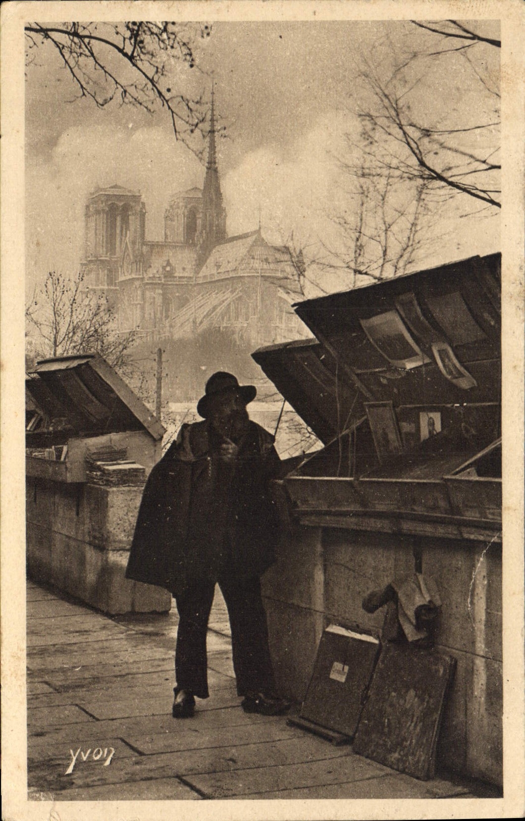 CPA Paris en Flanant Le type parfait du Bouquinistre 