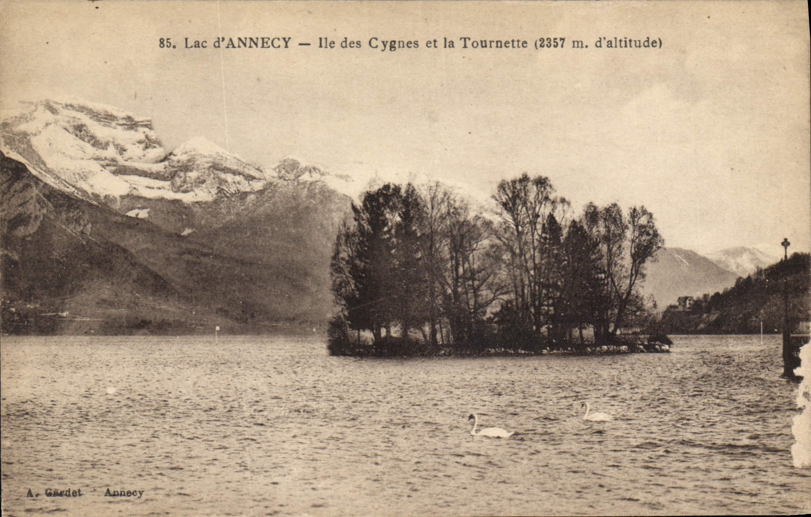 Lac d'Annecy — Ile des Cygnes et la Tournette (2357 m. d'altitude) — A. Guedet, Annecy
