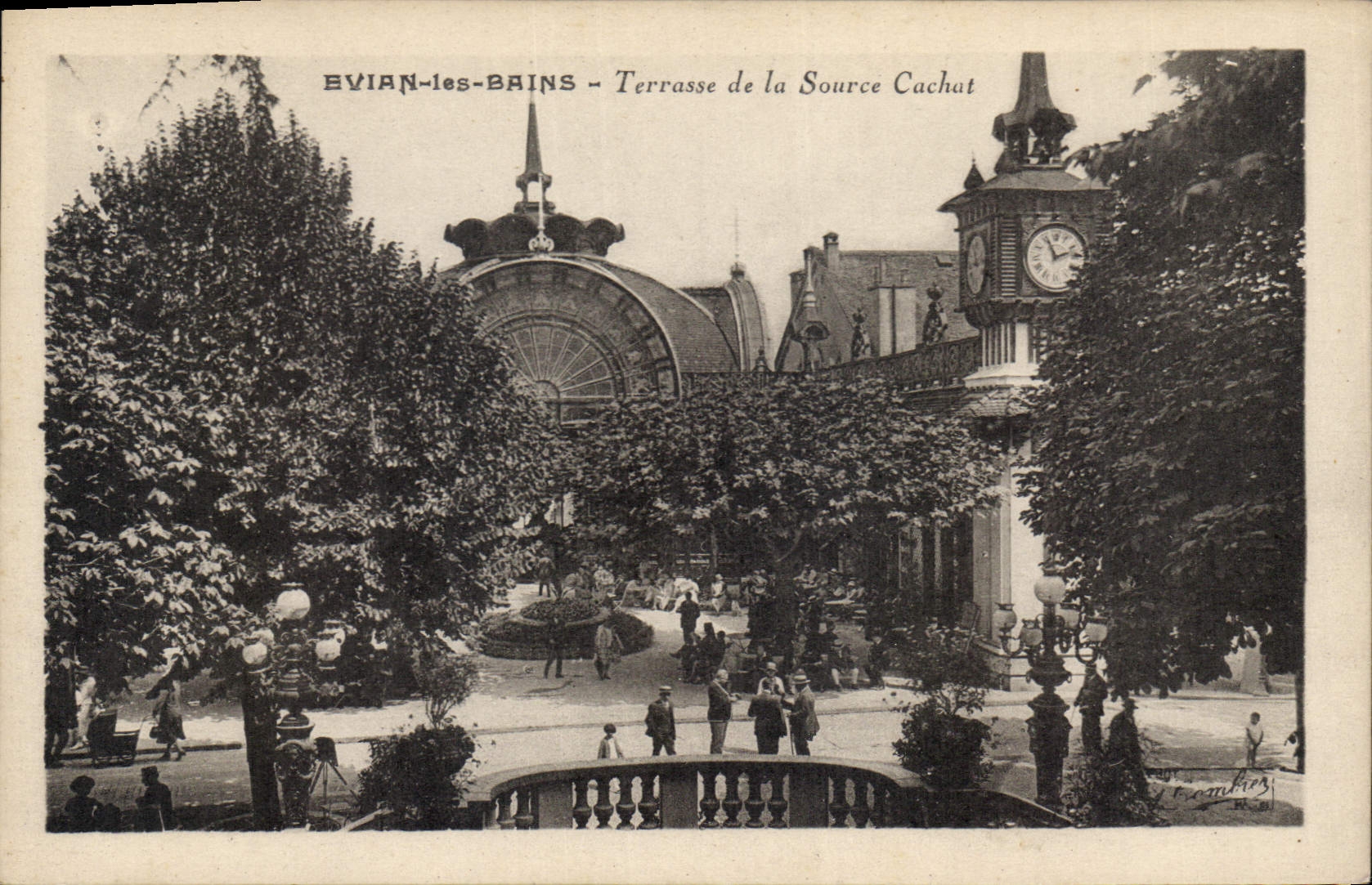 Evian-les-Bains - Terrasse de la Source Cachat — Éditeur J. Combier