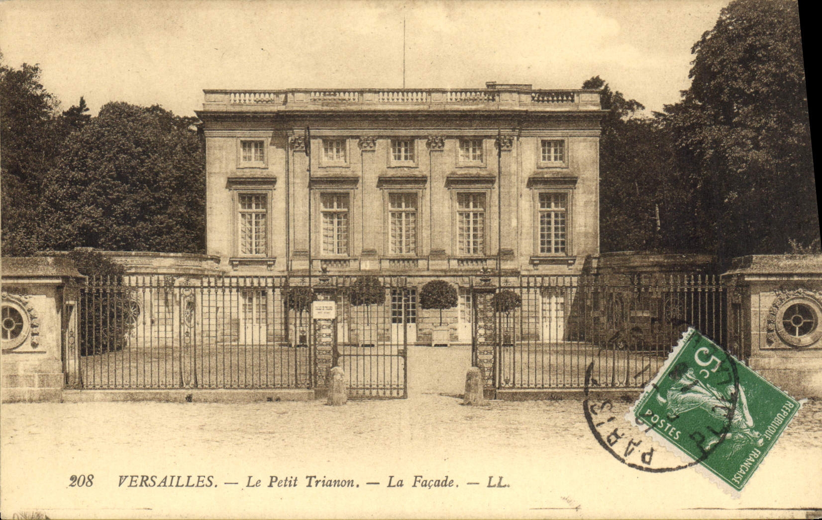 Versailles — Le Petit Trianon — La Façade — LL. — n° 208