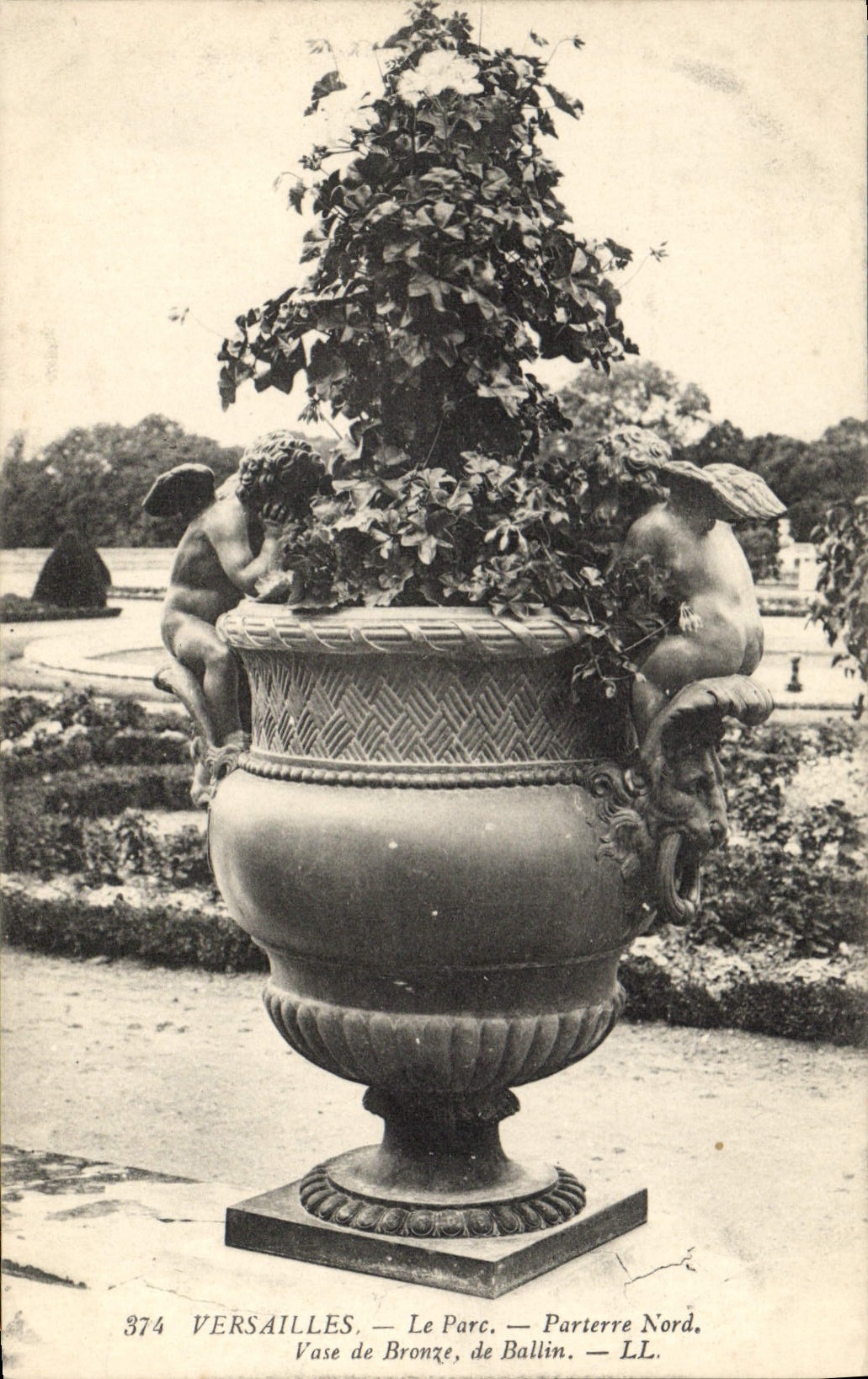 CPA Versailles Le Parc Parterre Nord vase de bronze de Ballin 
