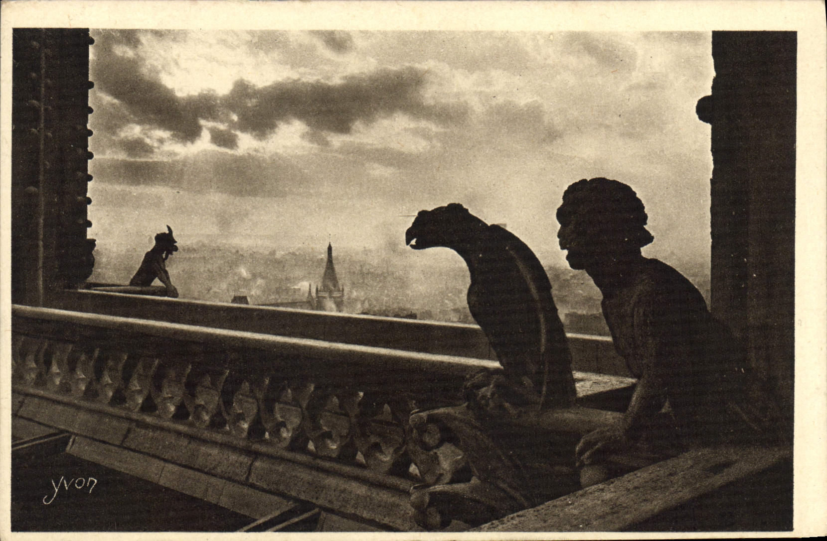 CPA Paris en Flanant Notre Dame de Paris Detail de la facade Ouest Galerie reliant les deux tours 