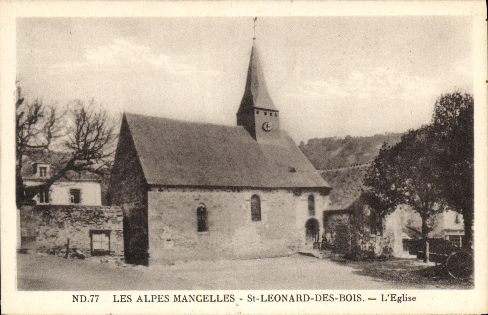 CPA Les Alpes Mancelles St Leonard des Bois L'Eglise 