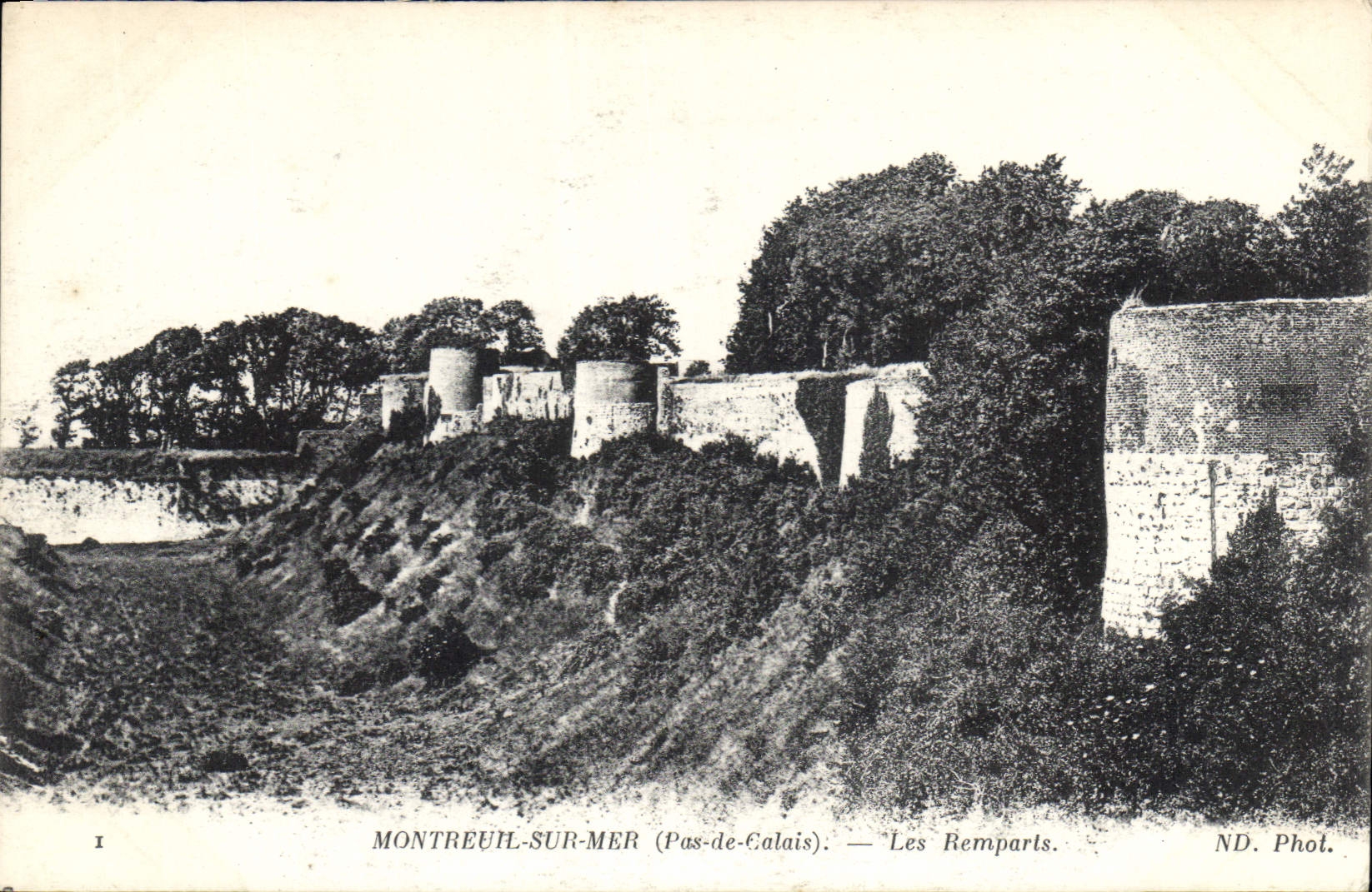 CPA Montreuil sur Mer Pas de Calais Les Remparts 