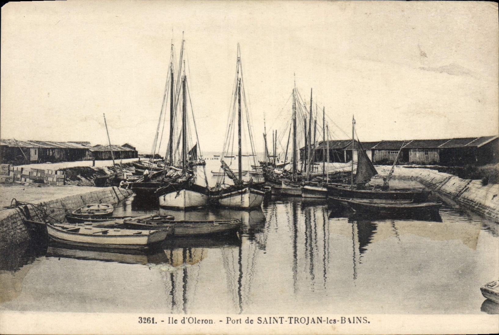 CPA Ile d'Oleron Port de Saint Trojan les Bains Bateaux de peche