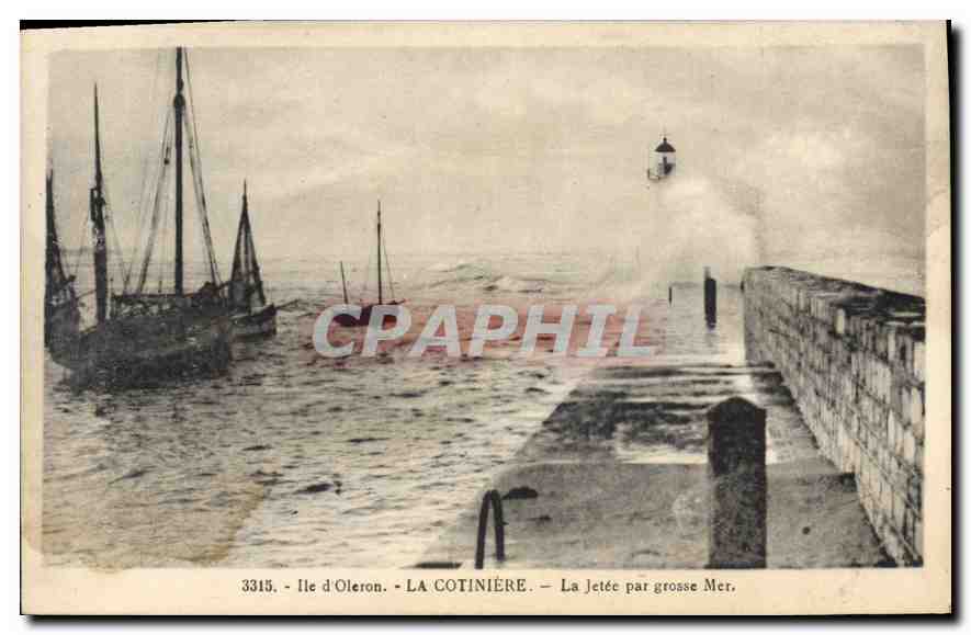 CPA Ile d'Oleron La Cotiniere La jetee par grosse Mer Bateaux