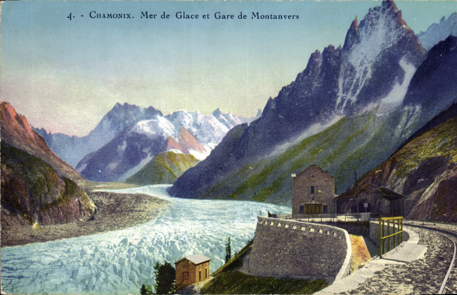 Chamonix. Mer de Glace et Gare de Montanvers — vue panoramique avec glacier et station ferroviaire