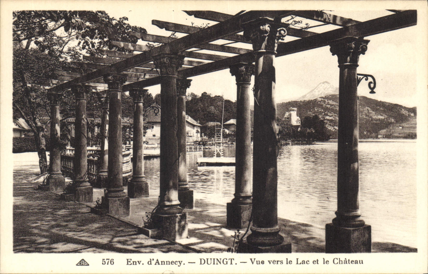 Environs d'Annecy — Vue vers le Lac et le Château — DUINGT, n° 576