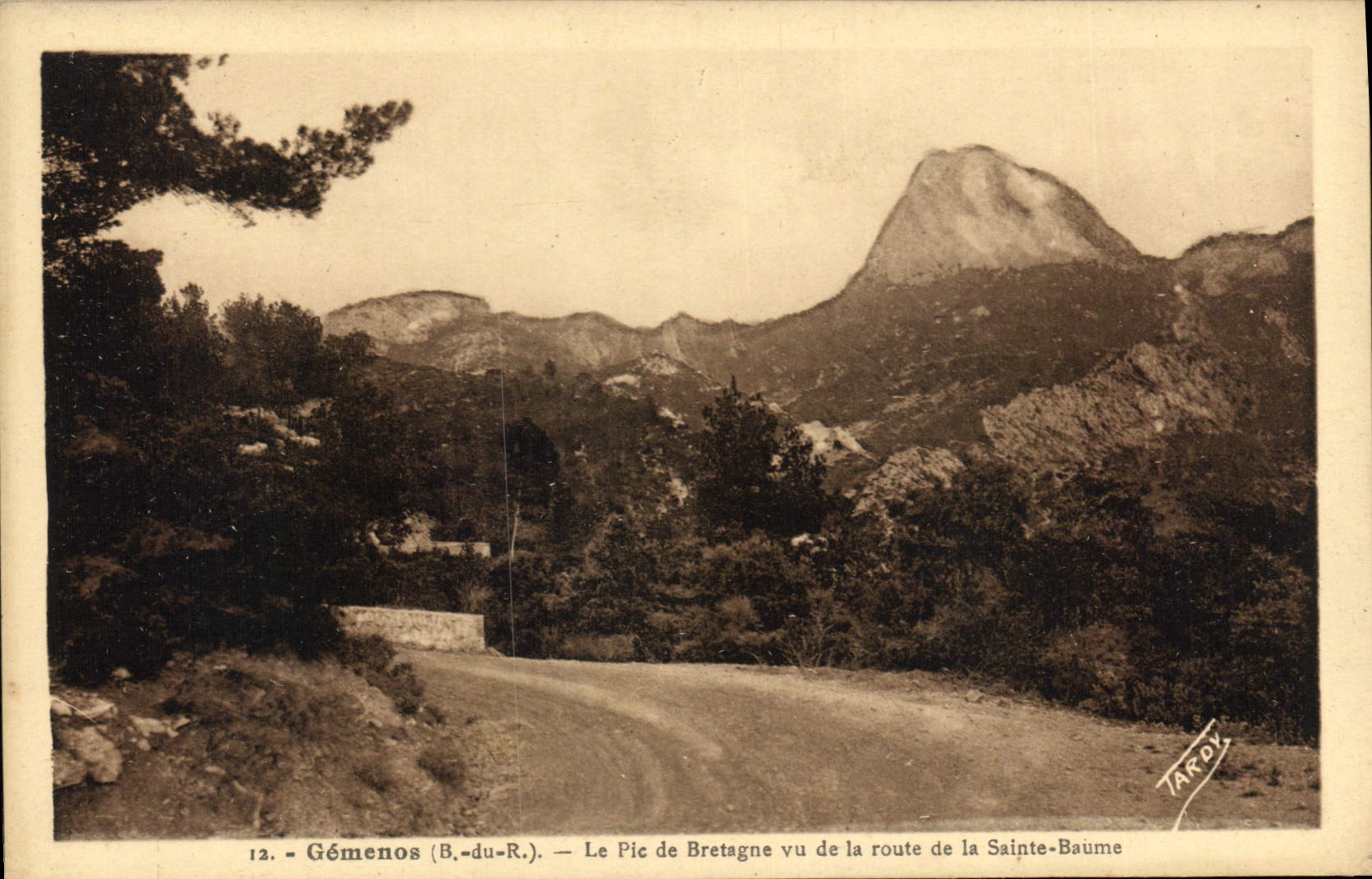 CPA Gemenos B du R Le Plc de Bretagne vu de la route de la Sainte Baume 