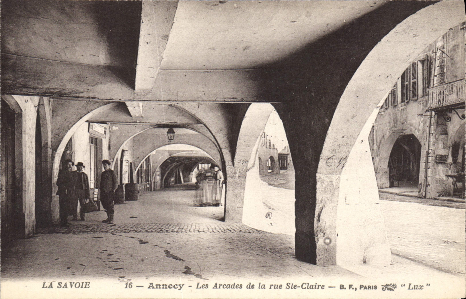 Annecy — Les Arcades de la rue Ste-Claire — B.F., Paris « Luxe »