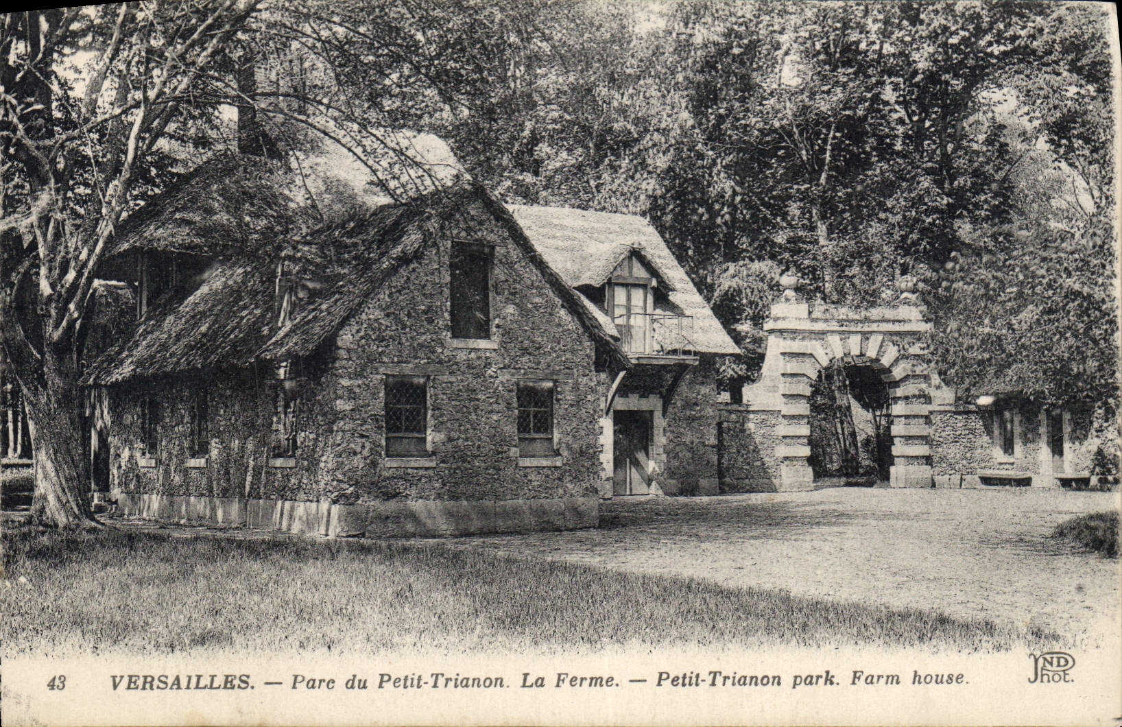 Versailles — Parc du Petit-Trianon. La Ferme — Petit-Trianon park. Farm house.