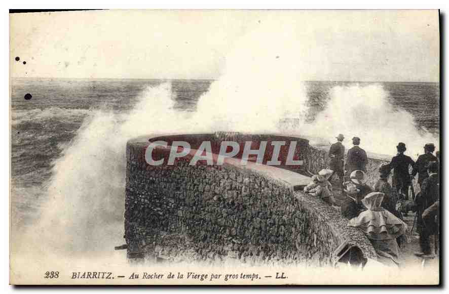 CPA Biarritz Au Rocher de la Vierge par gros temps 
