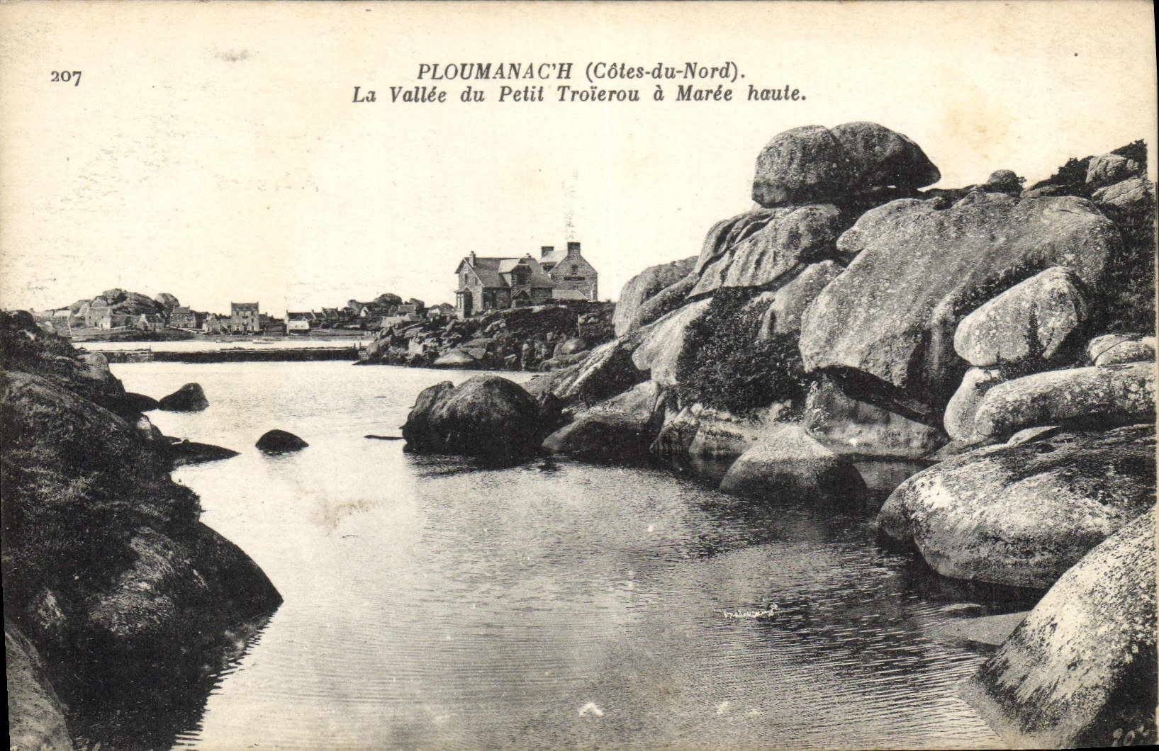 CPA Ploumanach Cotes du Nord La Vallee du Petit Trolerou a Maree haute 