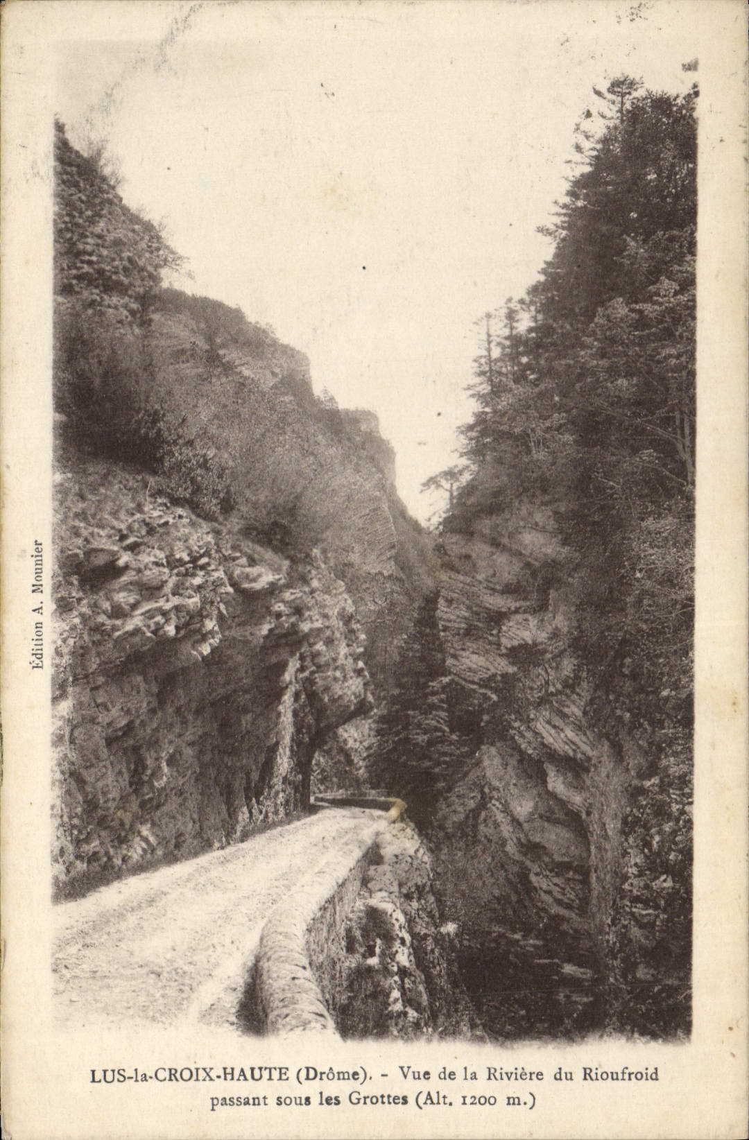 LUS-LA-CROIX-HAUTE (Drôme) — Vue de la Rivière du Rïoufroid passant sous les Grottes (Alt. 1200 m.) — Édition A. Mornier