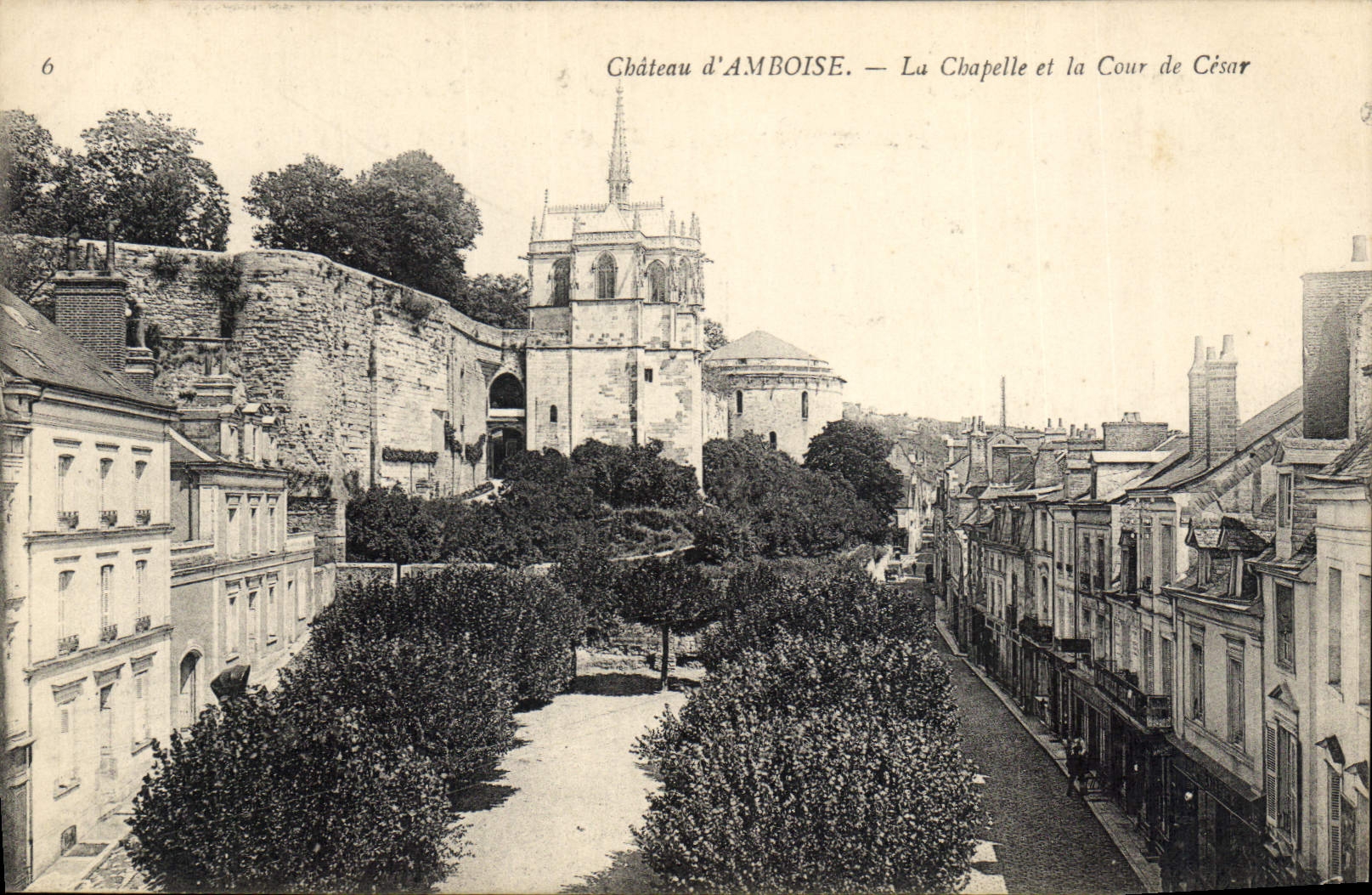 CPA Chateau d'Amboise La Chapelle et la Cour de Cesar 