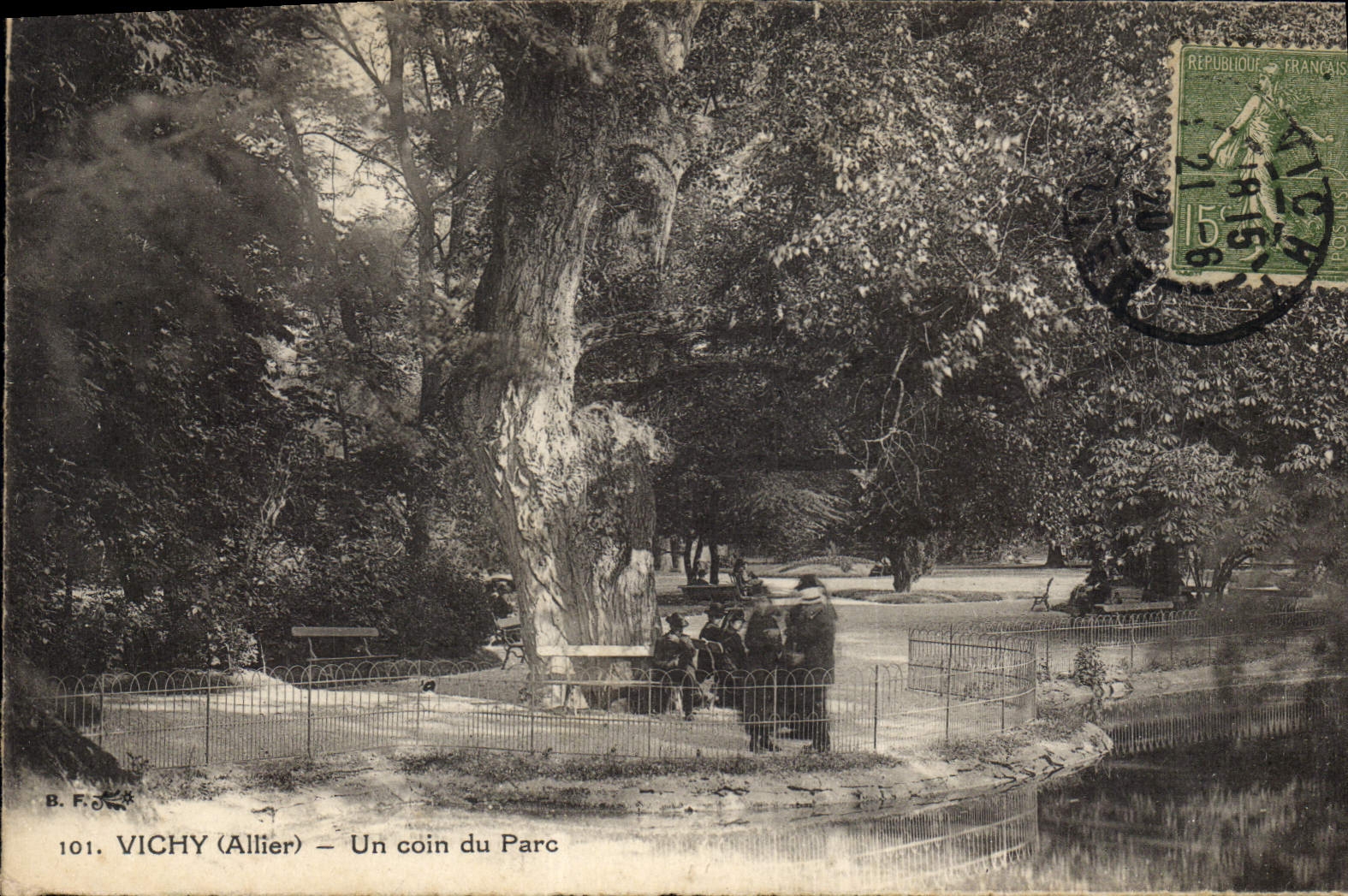 CPA Vichy Allier Un coin du Parc 