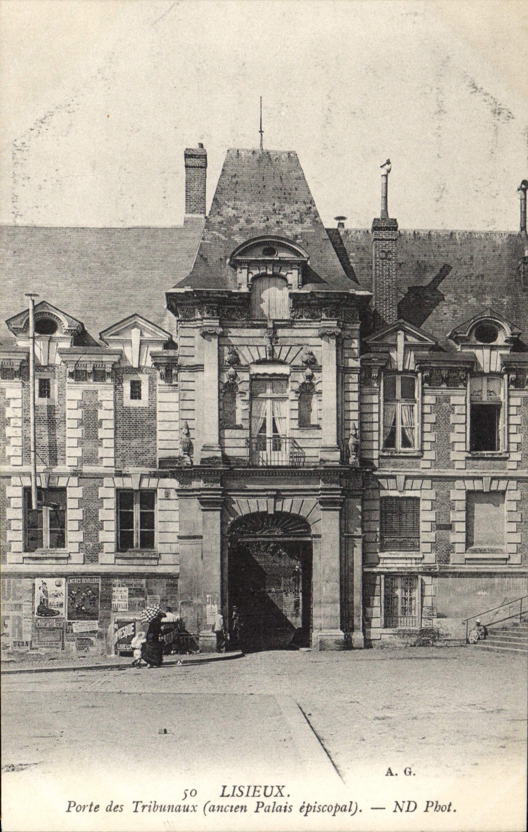 Lisieux — Porte des Tribunaux (ancien Palais épiscopal) — A.G. Phot.