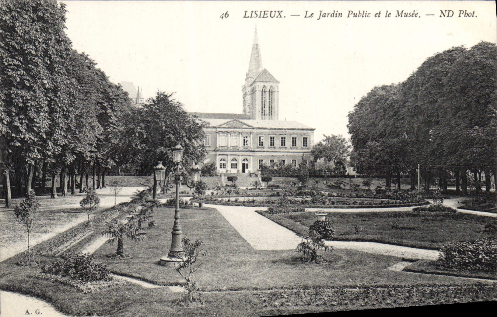 Lisieux — Le Jardin Public et le Musée — ND Phot.