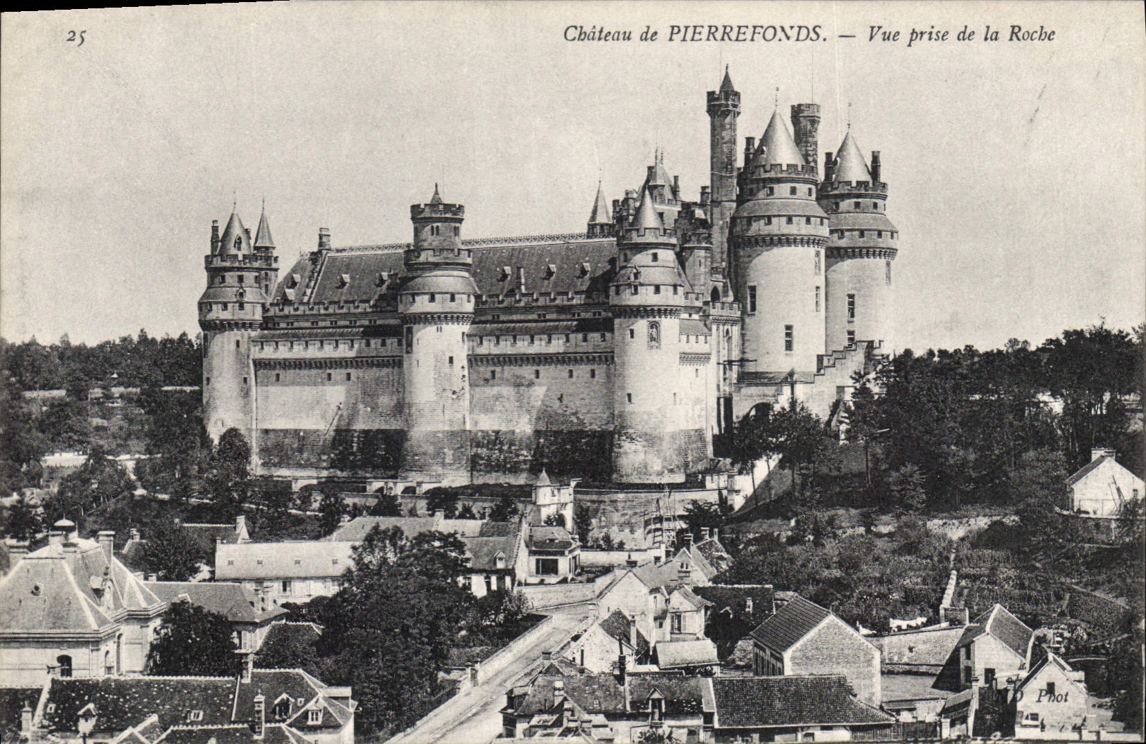 Château de PIERREFONDS — Vue prise de la Roche — Phot