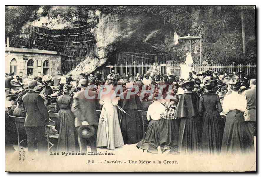 CPA Les Pyrenees Illustrees Lourdes Une Messe a la Grotte 