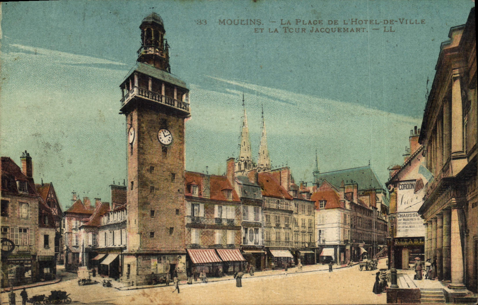 CPA Moulins La Place de l'Hotel de Ville et la Tour Jacquemart 