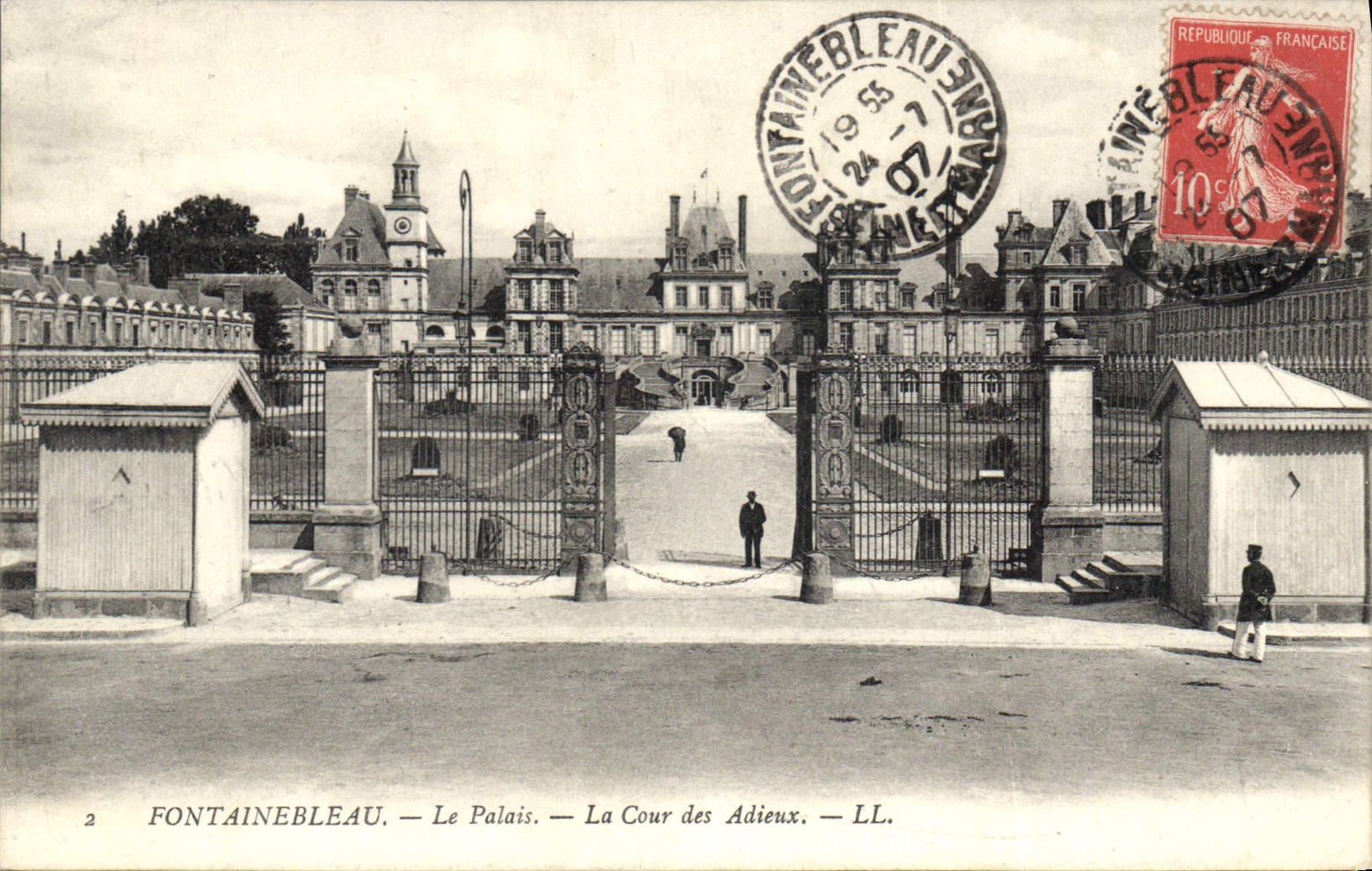 Fontainebleau — Il Palazzo — La Cour des Adieux — LL.