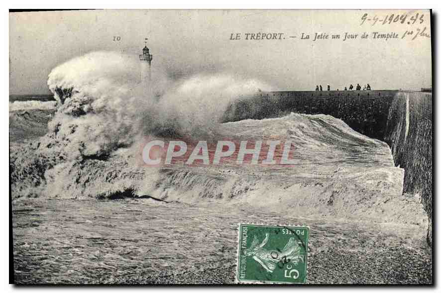 CPA Le Treport La Jetee un Jour de Tempete Phare