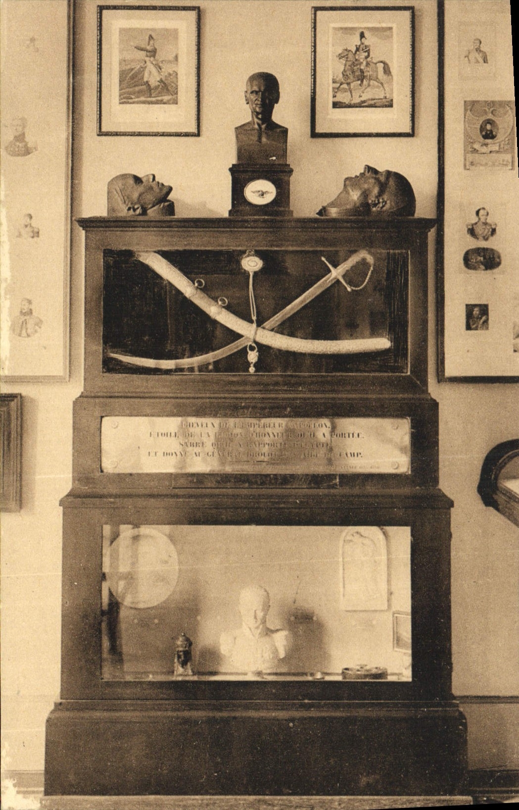 Souvenirs napoléoniens — Sabre porté en Égypte par Napoléon, sa décoration, masques de l'Empereur et du Duc de Reichstadt, buste de Drouot — Musée Historique Lorrain, Nancy
