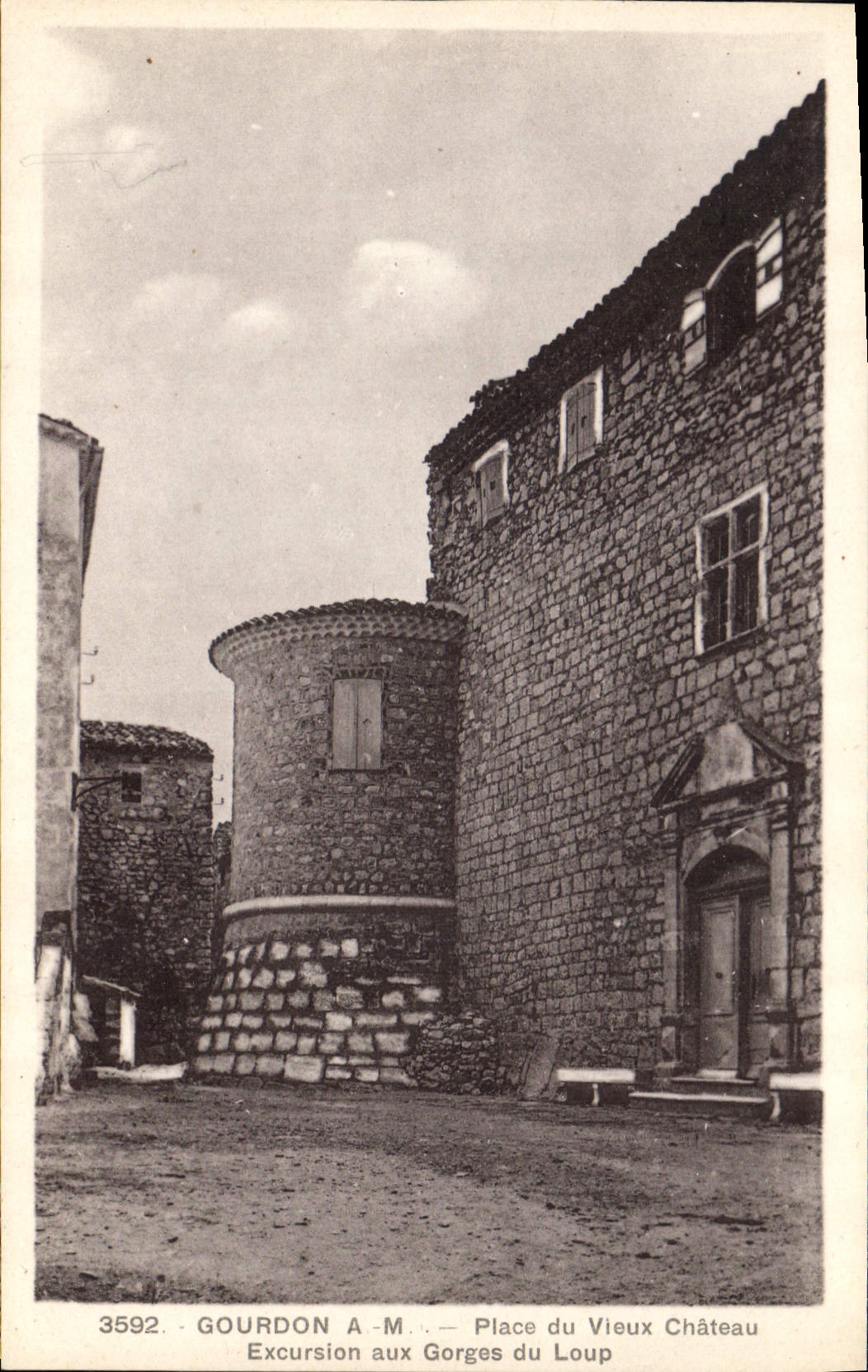 Gourdon - Place du Vieux Château — Excursion aux Gorges du Loup — Gourdon A.M. n°3592