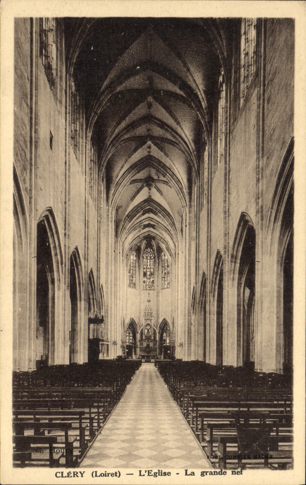 Cléry (Loiret) — L'Église - La grande nef — Phot. Combier Malcon