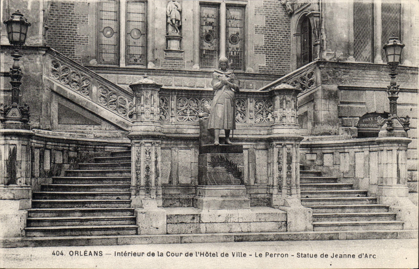 CPA Orleans interieur de la Cour de l'hotel de Ville le Perron statue de Jeanne d'Arc 