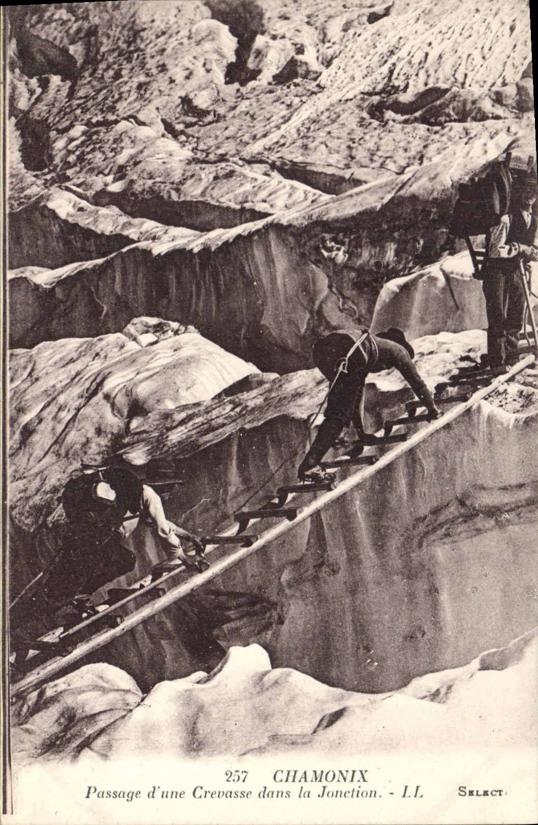 Chamonix — Passage d'une crevasse dans la Jonction — L.L. Select, n°257
