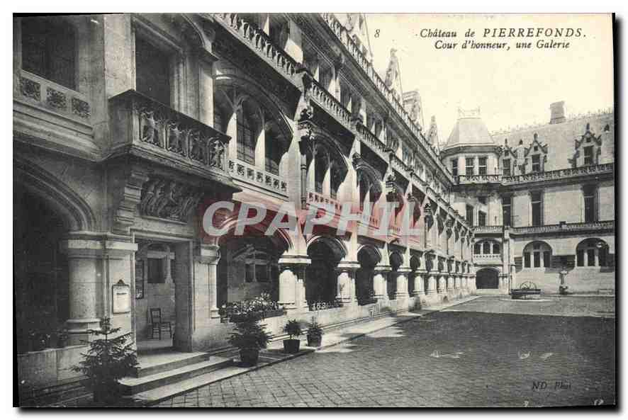 CPA Chateau de Pierrefonds Cour d'Honneur une Galerie 