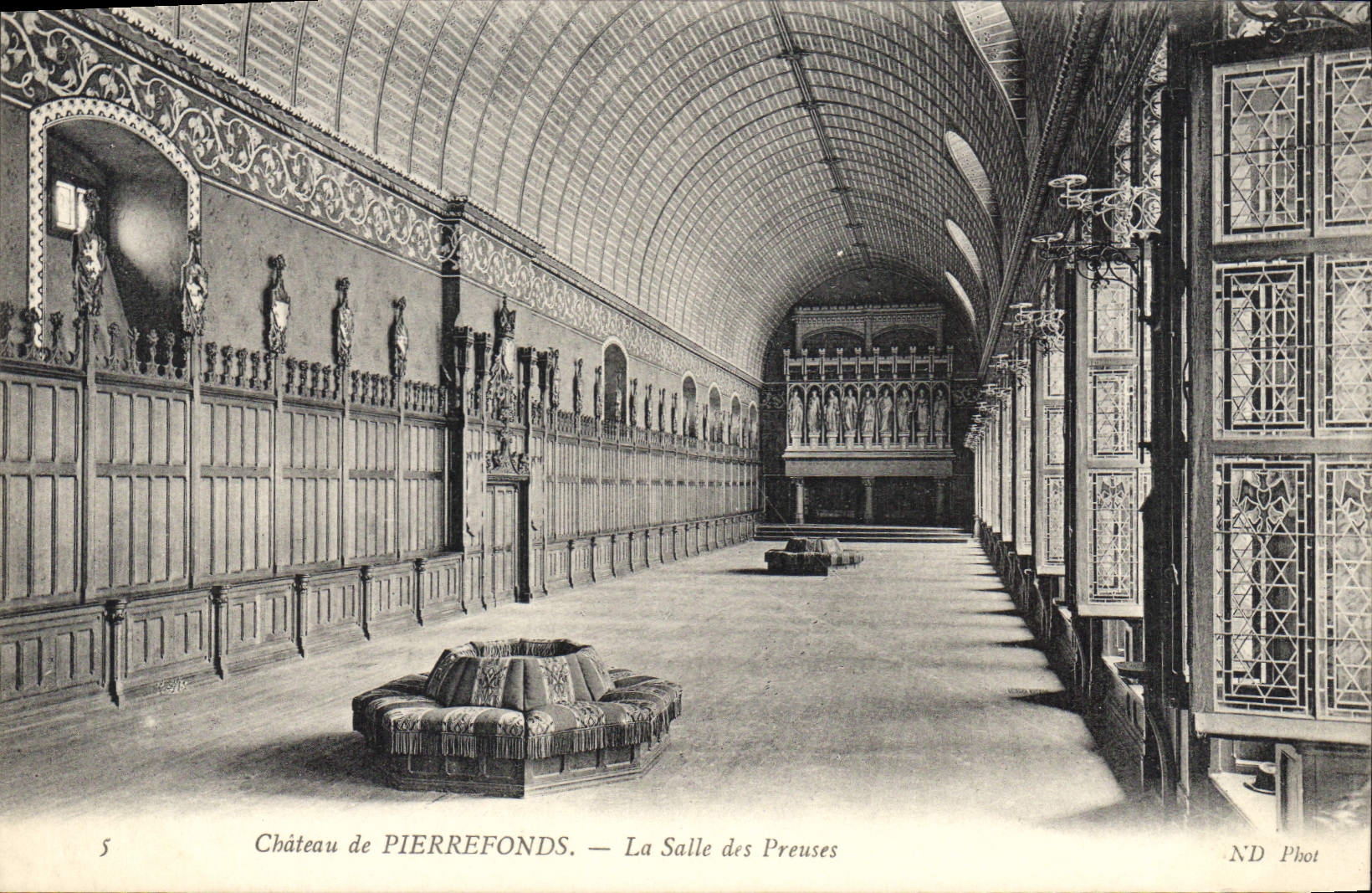 Château de PIERREFONDS — La Salle des Preuses — ND Phot