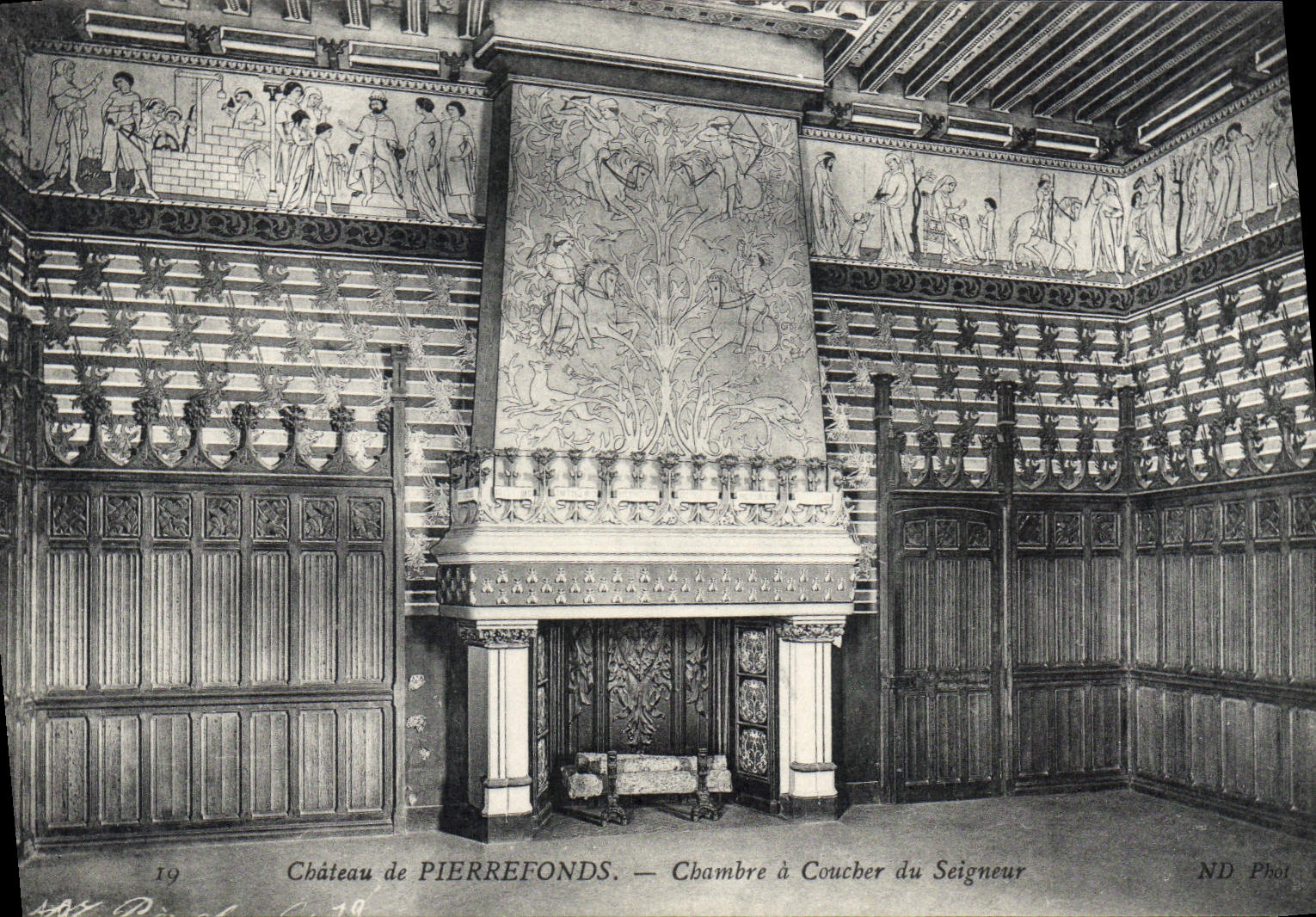 Château de PIERREFONDS — Chambre à Coucher du Seigneur — ND Phot