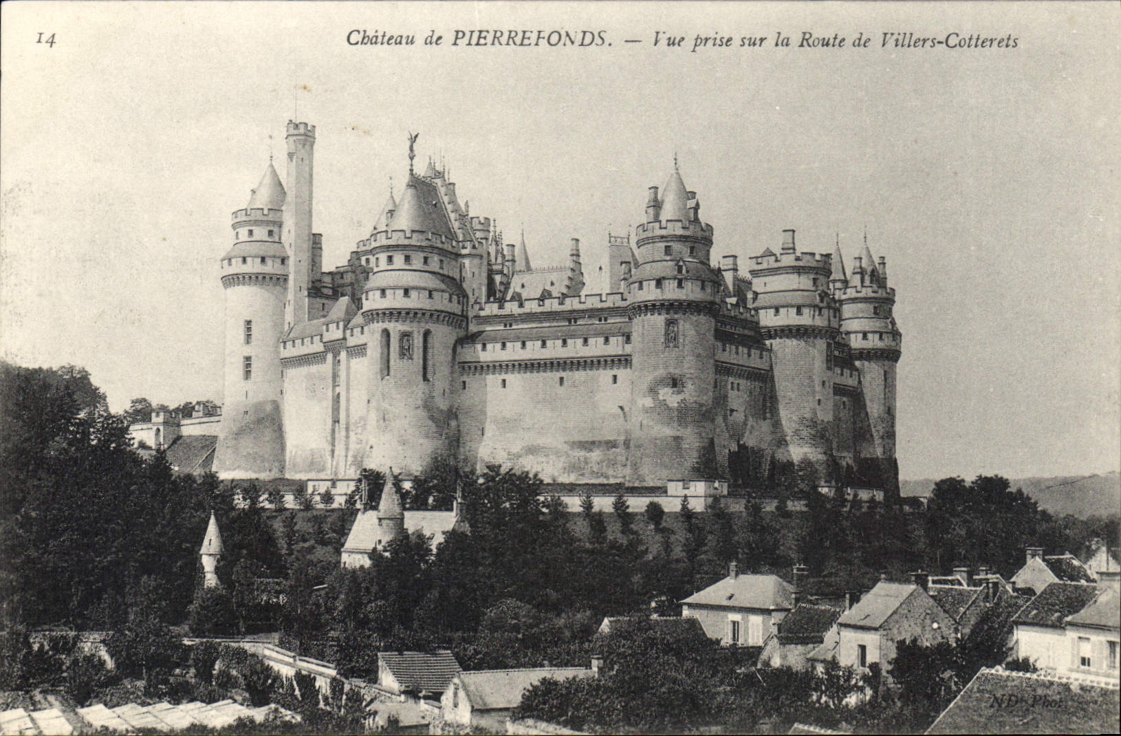 Château de PIERREFONDS — Vue prise sur la Route de Villiers-Cotterets — NPD Phot.