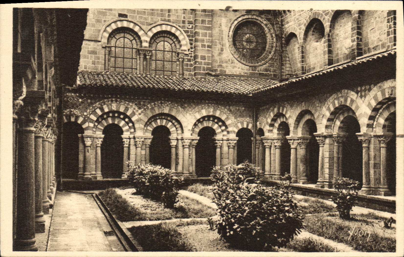 CPA Auvergne le Puy Haute Loire Cour et Galeries du Cloitre 