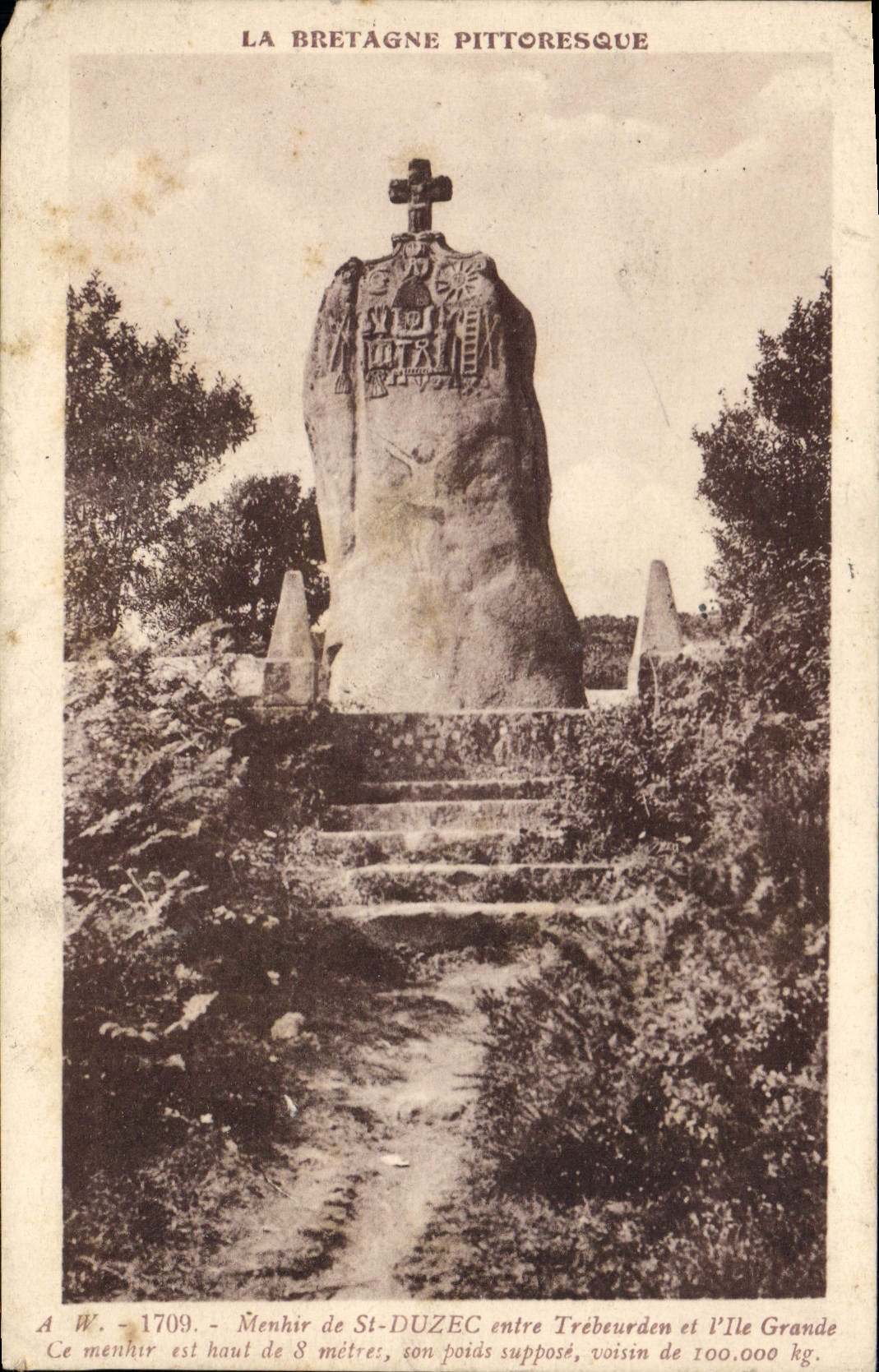 CPA La Bretagne Pittoresque Menhir de St Duzec entre trebeurden et l'Il Grande 