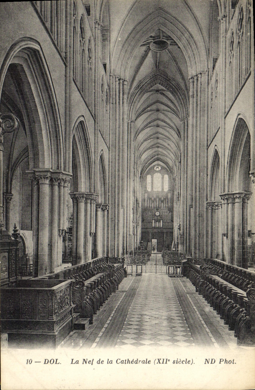 Dol — Ansicht der Kirchenschiff der Kathedrale (12. Jahrhundert) — ND Fotografie
