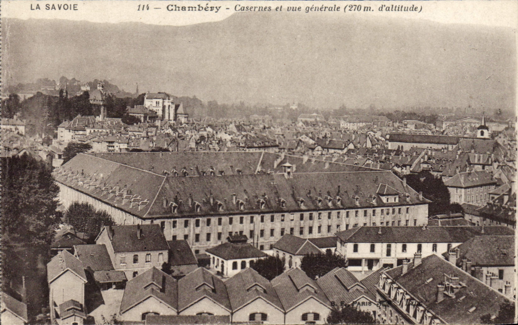 CPA La Savoie Chambery Casernes et vue generale 
