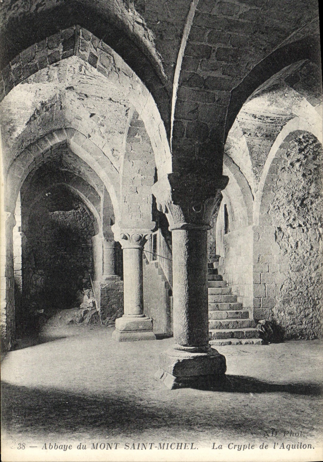 CPA Abbaye du Mont Saint Michel la Crypte de l'Aquilon 