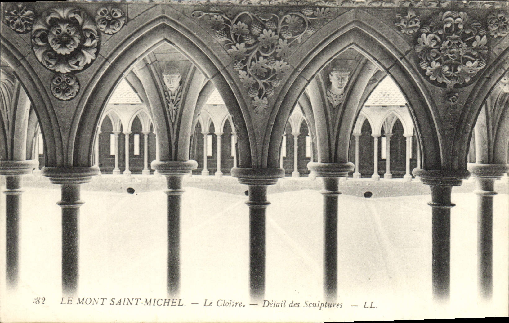 CPA Le Mont Saint Michel le Cloitre Detail des Sculptures 