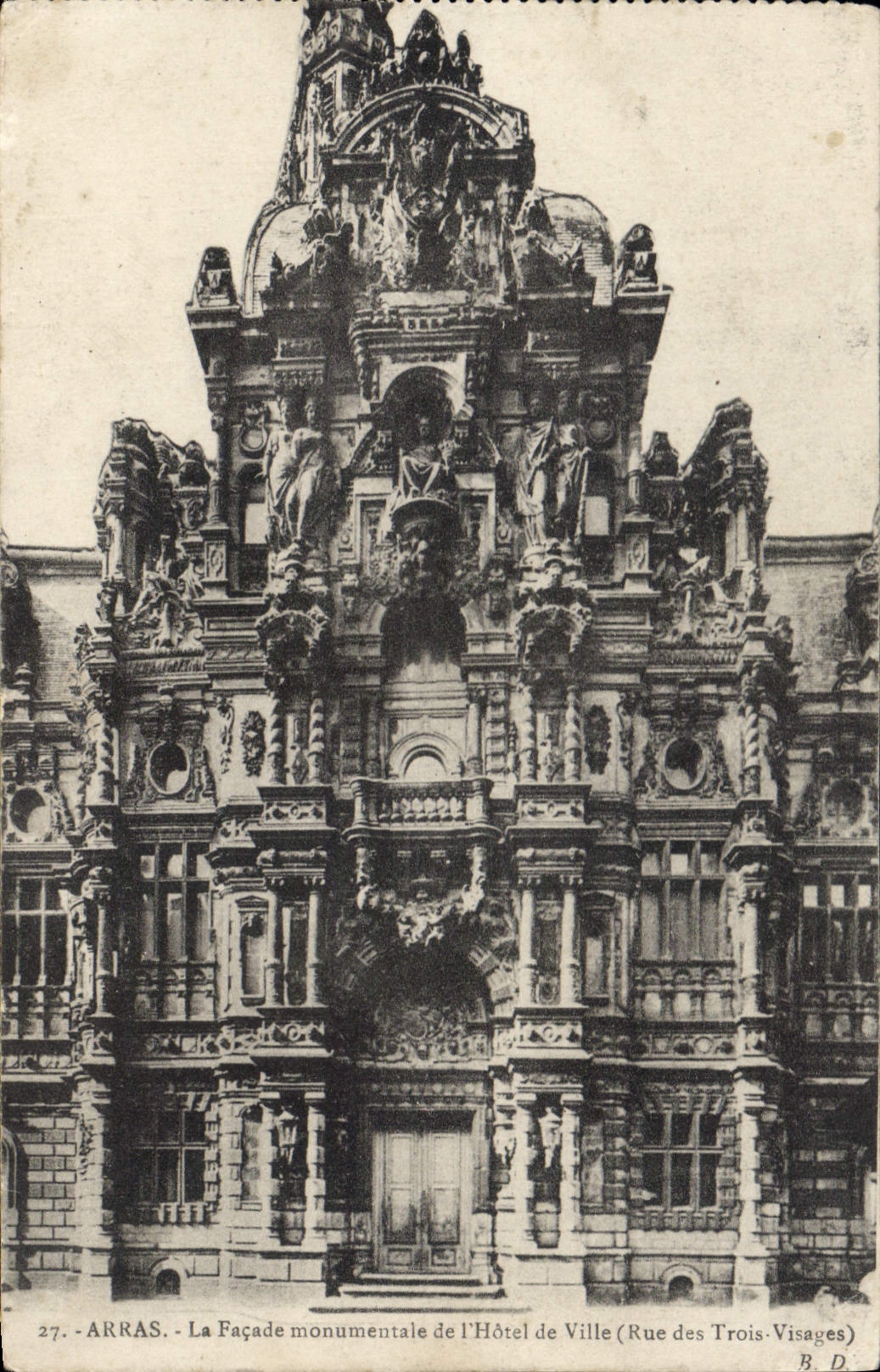 CPA Arras la facade Monumentale de l'hotel de Ville rue des Trois Visages 