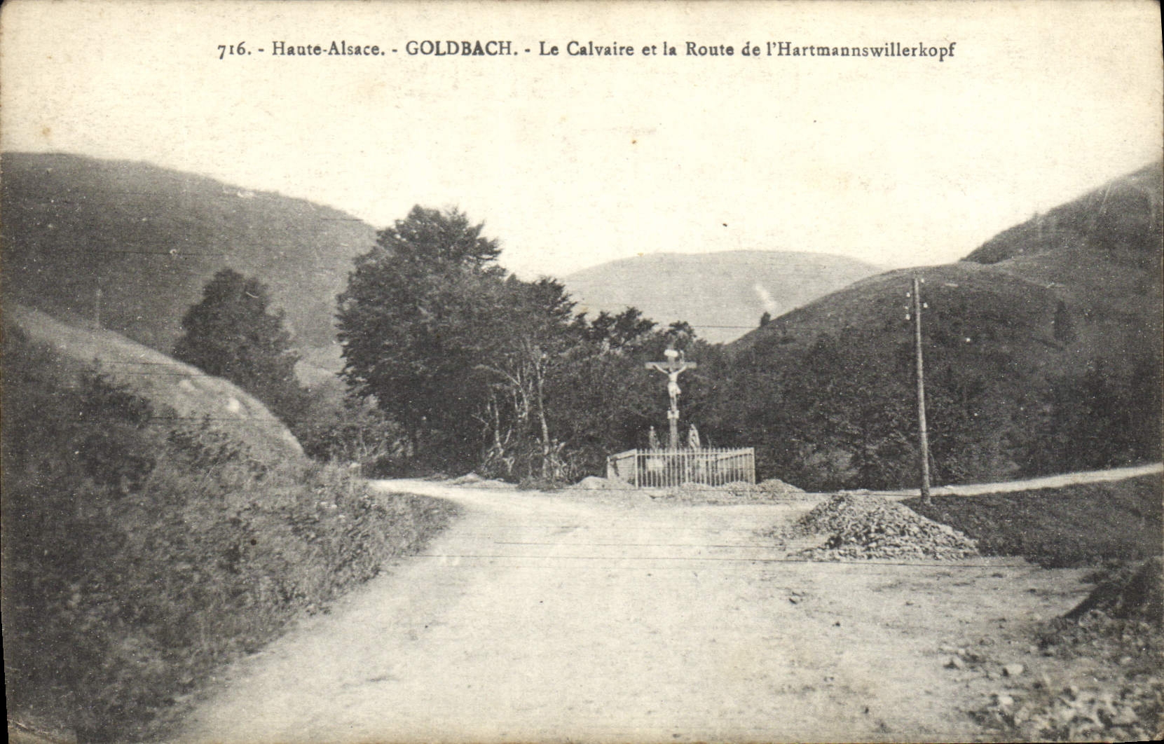 CPA Haute Alsace Goldbach Le Calvaire et la Route de l'Hartmannswillerkopf 