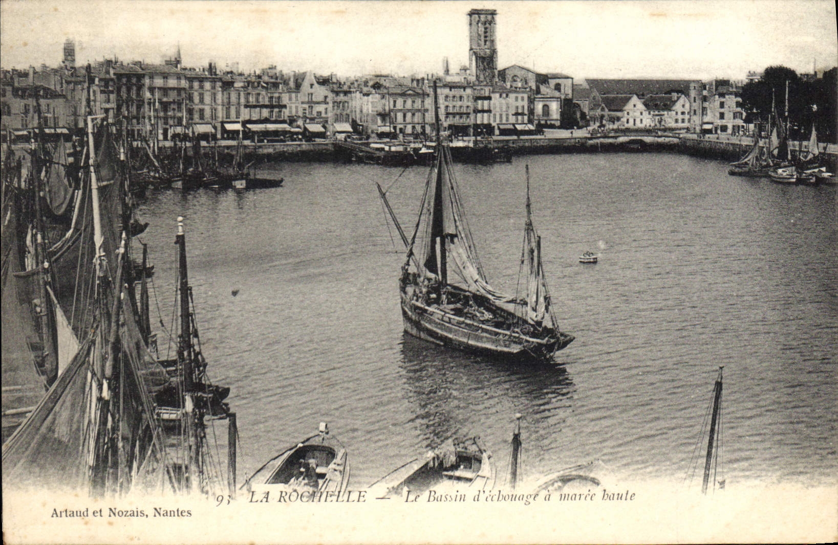 CPA La Rochelle Le Bassin d'cebounage a maree haute Bateau