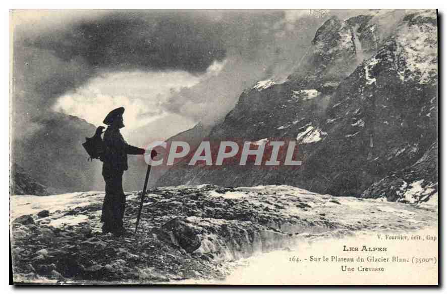 CPA Les Alpes Sur le Plateau du Glacier Blanc Une Crevasse 