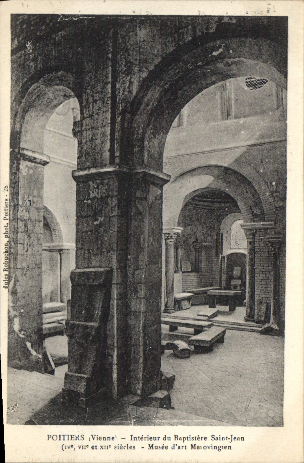 CPA Poitiers Vienne Interieur du Baptistere Saint Jean Musee d'art Melovingren 