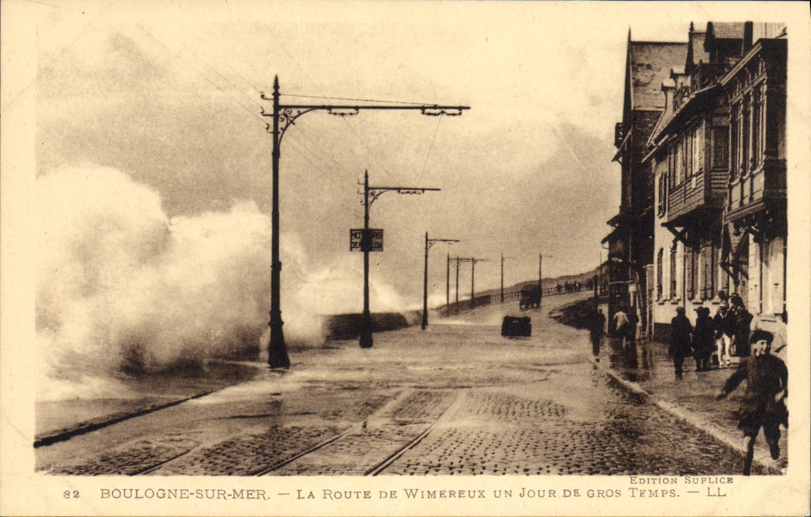 CPA Boulogne sur Mer La Route de Wimereux un Jour de Gros Temps 